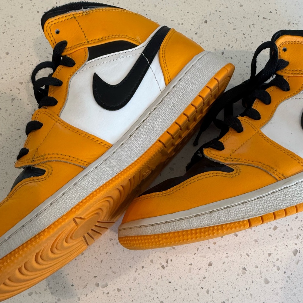 Air Jordan 1 Mid GS Reverse Taxi Yellow Toe Sneakers Youth 6 Y6 554725-701 Shoes